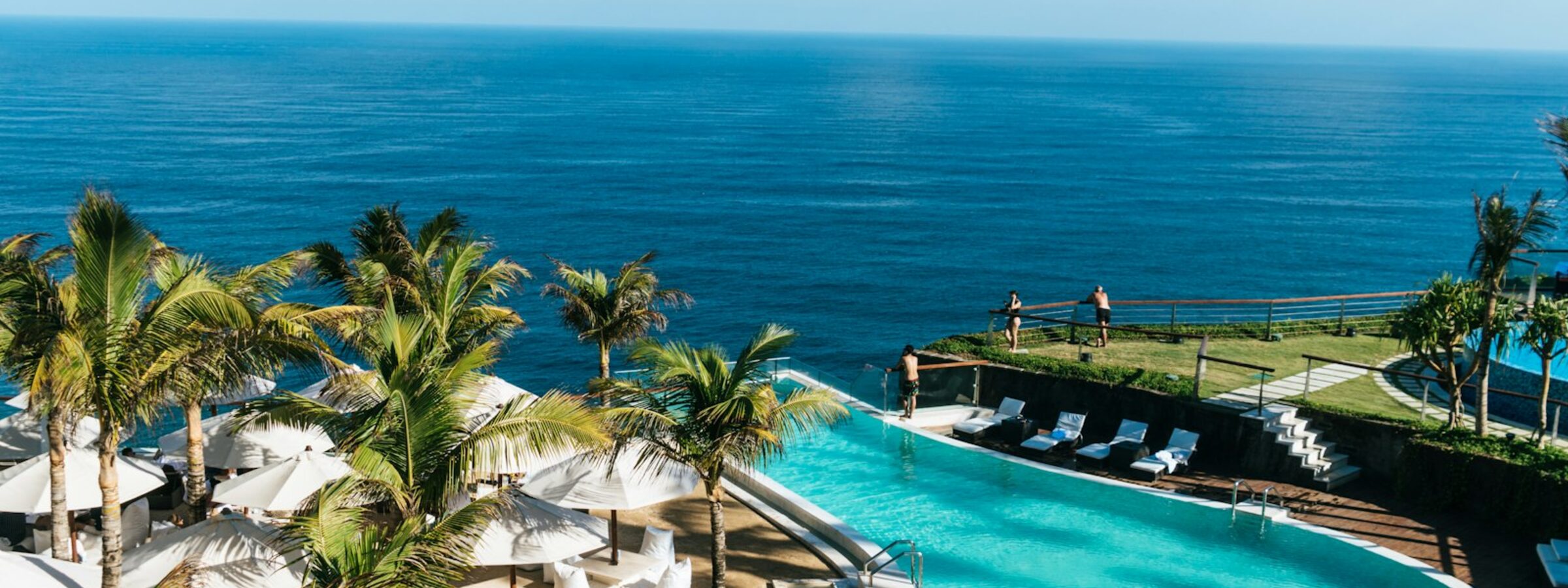 Hotelpool mit Meerblick