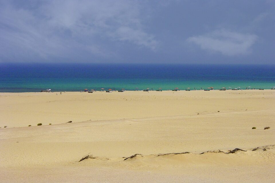 Türkisblaues Wasser an einem Sandstrand auf Fuerteventura