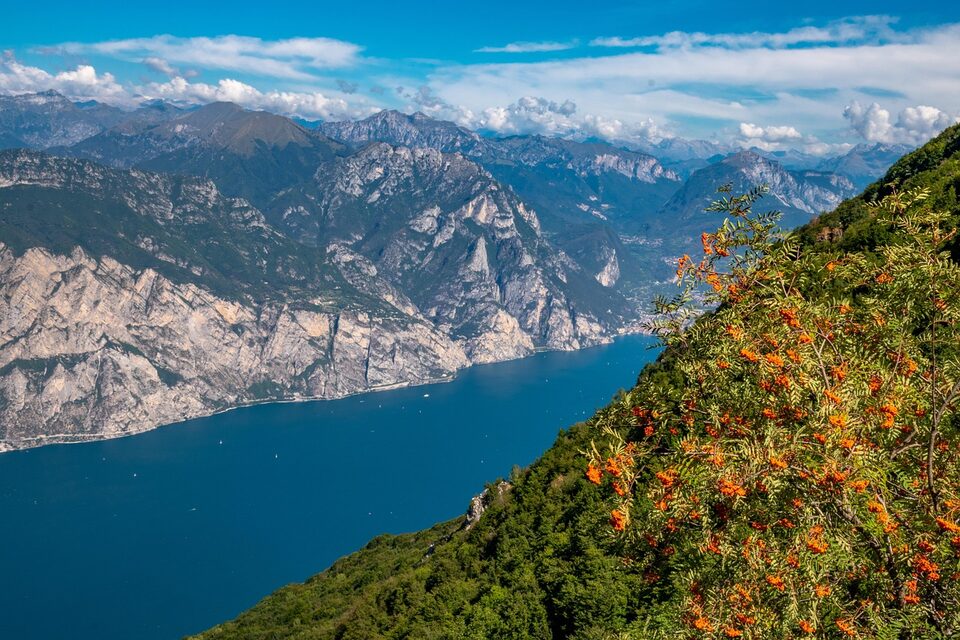 Panorama des Gardasees mit Bergkulisse