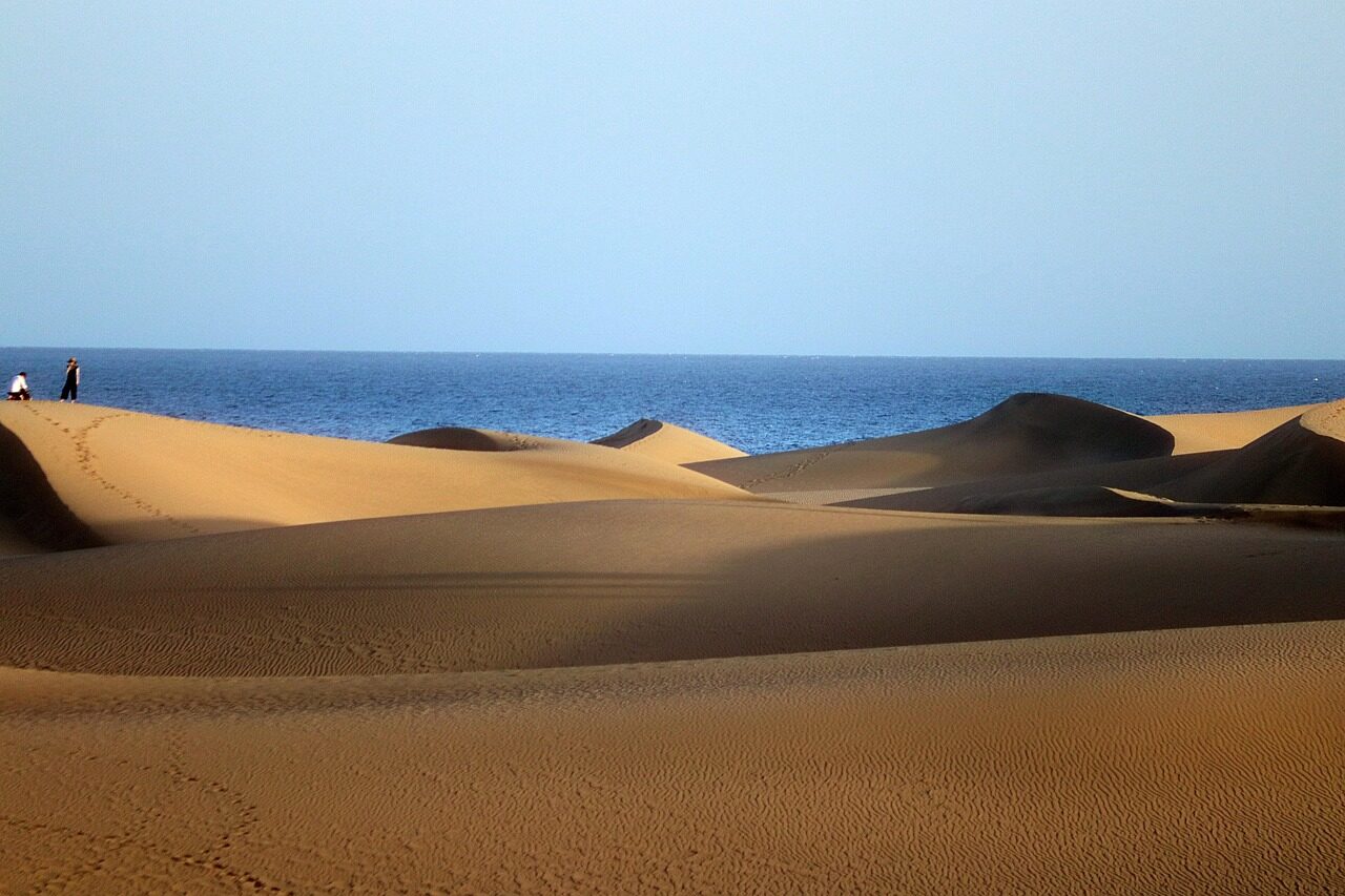 Dünen von Maspalomas auf Gran Canaria mit blauem Atlantik im Hintergrund