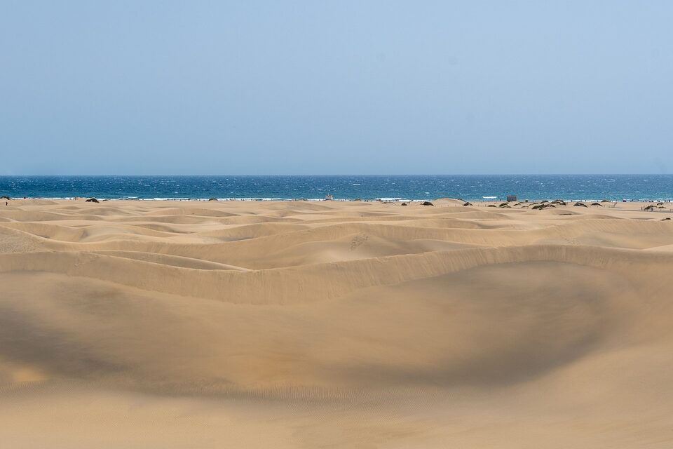 Wo die Dünen von Maspalomas auf den Atlantik treffen