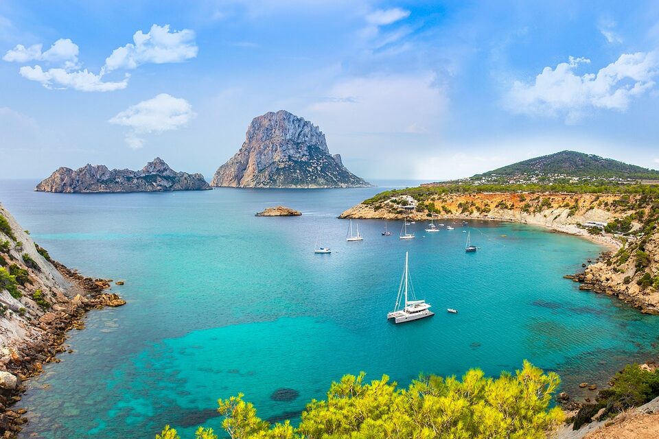 Cala d'Hort auf Ibiza mit Blick auf den Felsen Es Vedrà