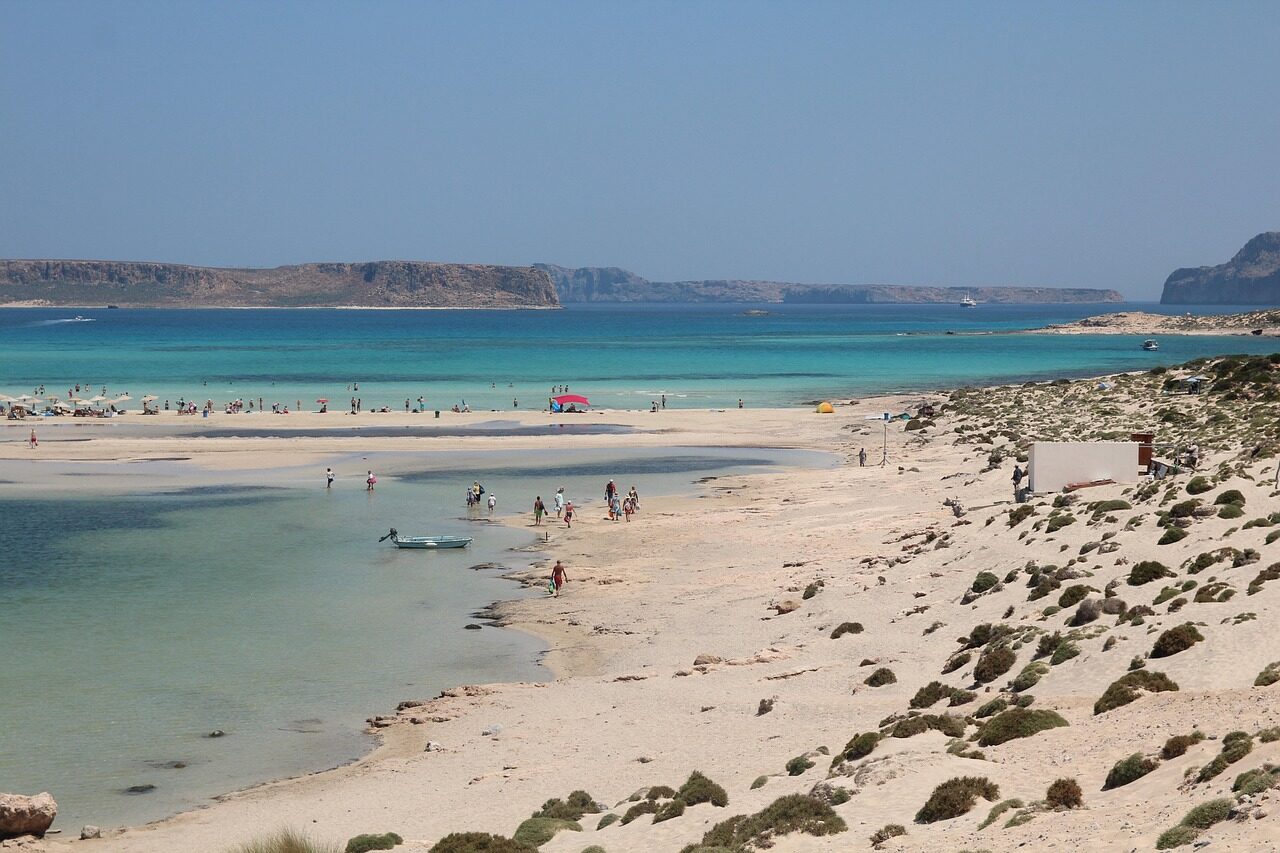 Balos-Lagune auf Kreta mit türkisblauem, flachem Wasser und hellem Sandstrand
