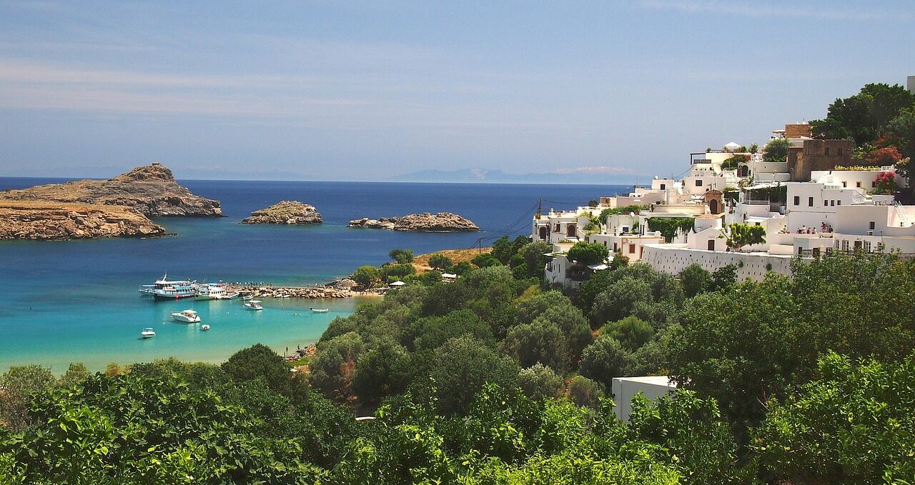 Lindos auf Rhodos – weiße Häuser am Hang über einer türkisblauen Bucht