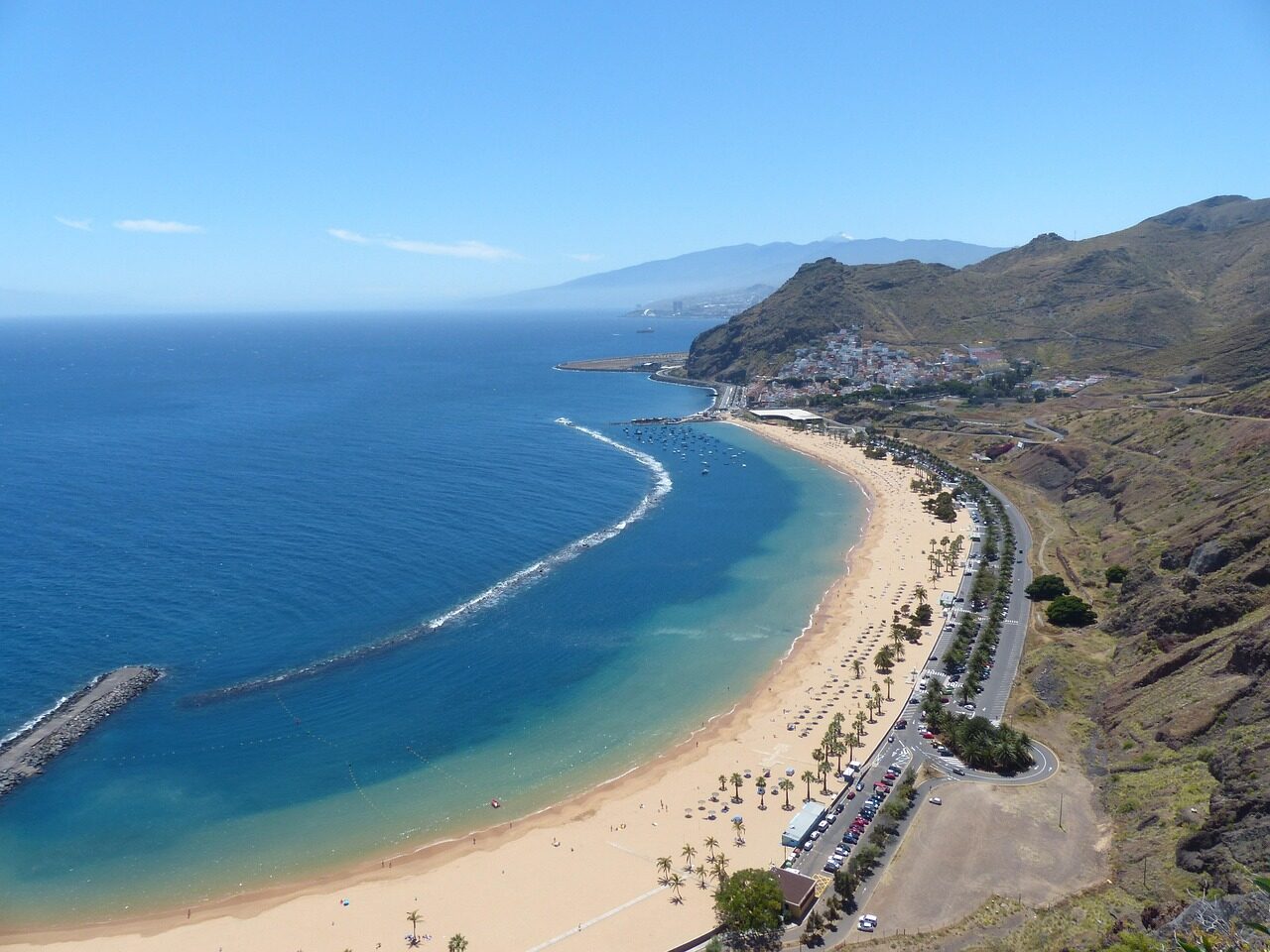 Playa de las Teresitas auf Teneriffa – goldener Sandstrand mit türkisem Wasser vor den Anaga-Bergen