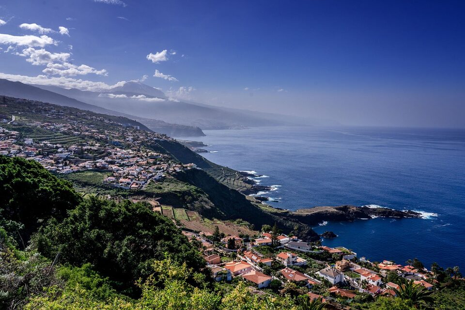 Grüne Nordküste Teneriffas mit Blick auf den Atlantik