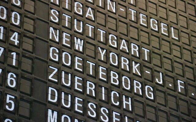 Flugzeug über Urlaubsdestination – günstige Flüge im Vergleich